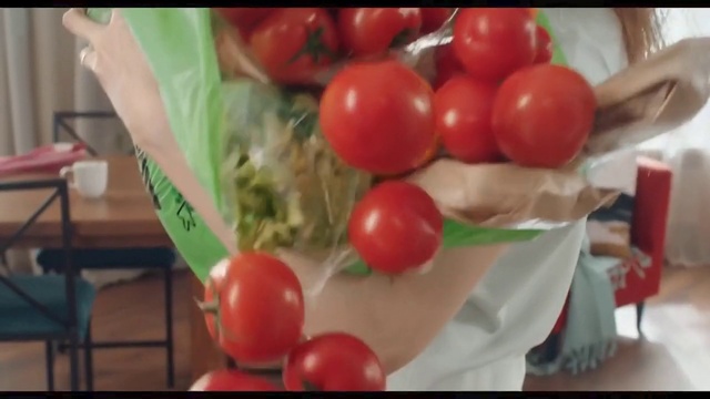 Video Reference N5: Food, Plant, Plum tomato, Fruit, Cherry Tomatoes, Bush tomato, Natural foods, Ingredient, Staple food, Tomato