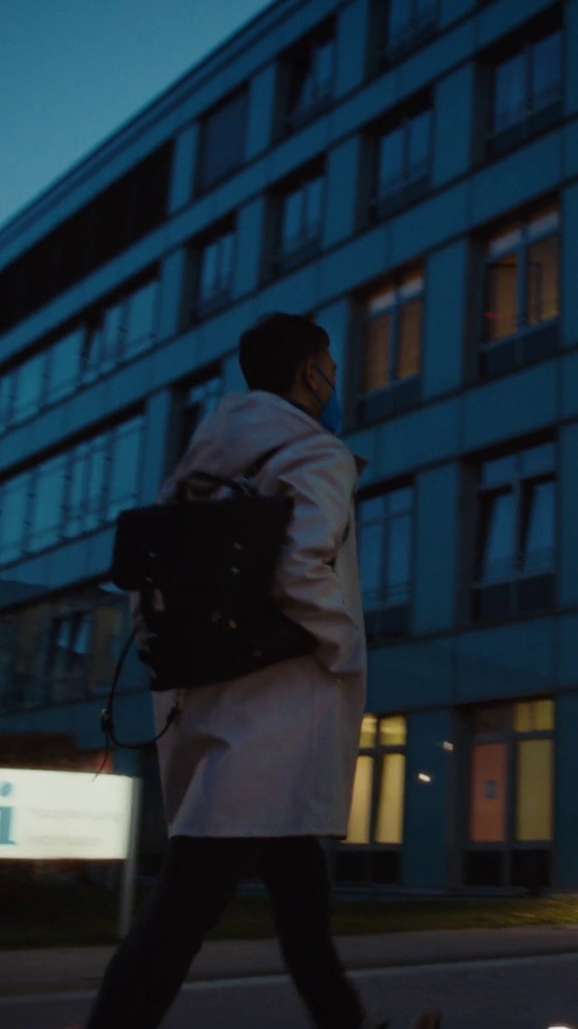 Video Reference N0: Building, Window, Street fashion, Waist, City, Tints and shades, Bag, Luggage and bags, Human leg, Urban area