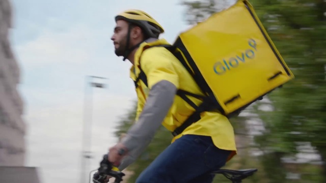 Video Reference N1: Bicycles--Equipment and supplies, High-visibility clothing, Workwear, Bicycle handlebar, Sky, Yellow, Bicycle clothing, Bicycle frame, Headgear, Personal protective equipment