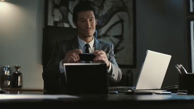 Video Reference N1: Computer, Laptop, Personal computer, Coat, Tie, Gesture, Suit, Netbook, Blazer, Spokesperson