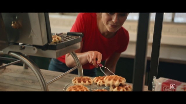 Video Reference N1: Table, Cuisine, Dish, Cooking, Artisan, Engineering, Smile, Machine, Recipe, T-shirt