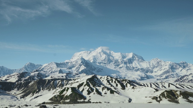 Video Reference N0: Sky, Mountain, Cloud, Snow, Slope, Ice cap, Terrain, Freezing, Natural landscape, Nunatak