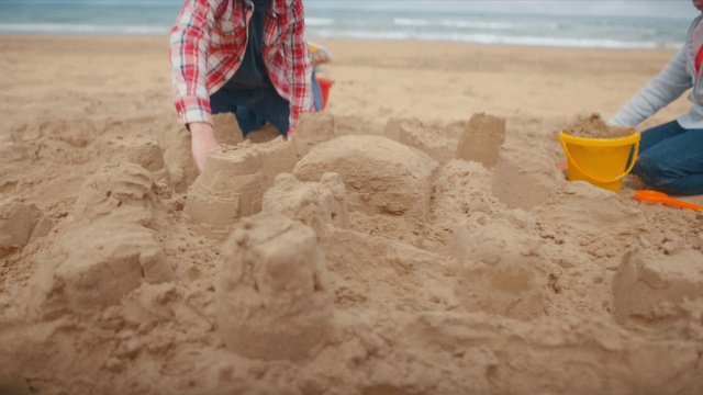 Video Reference N9: Water, Beach, Building sand castles, People on beach, Sand, Summer, Recreation, Fun, Soil, Travel