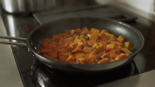 Video Reference N6: Food, Frying pan, Ingredient, Recipe, Cuisine, Fast food, Cookware and bakeware, Stew, Dish, Produce