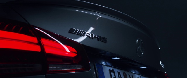 Video Reference N6: Vehicle, Automotive tail & brake light, Automotive lighting, Car, Motor vehicle, Hood, Automotive design, Automotive exterior, Personal luxury car, Auto part