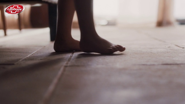 Video Reference N1: Leg, Wood, Road surface, Sunlight, Flooring, Floor, Asphalt, Finger, Thigh, Knee