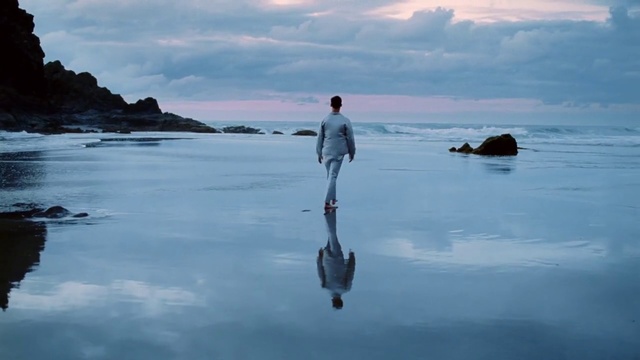 Video Reference N0: Cloud, Water, Sky, Trousers, Beach, Lake, Horizon, Travel, Calm, Wind wave