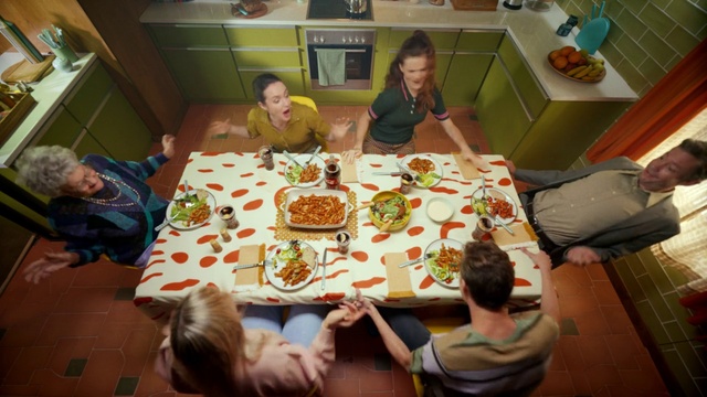 Video Reference N2: Food, Table, Tableware, Sharing, Green, Cuisine, Dish, Plate, Social group, Leisure
