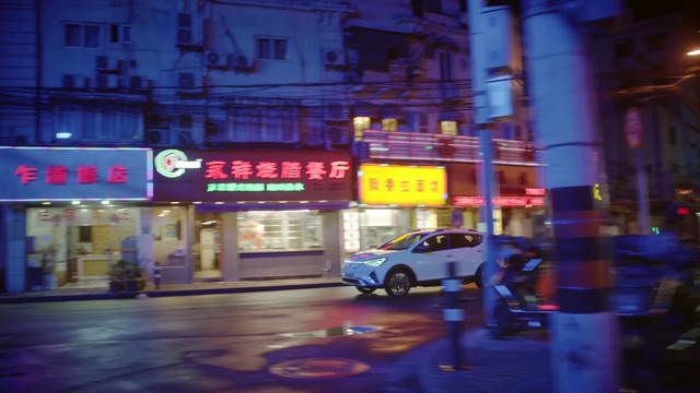 Video Reference N1: Tire, Window, Wheel, Vehicle, Automotive lighting, Car, Building, Mode of transport, Road surface, Electricity
