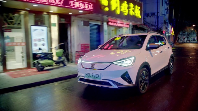 Video Reference N1: Wheel, Car, Tire, Vehicle, Vehicle registration plate, Automotive lighting, Motor vehicle, Window, Automotive design, Alloy wheel