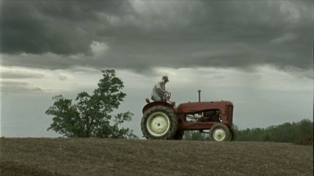 Video Reference N0: Tire, Wheel, Cloud, Sky, Vehicle, Tractor, Plant, Automotive tire, Tread, Agricultural machinery