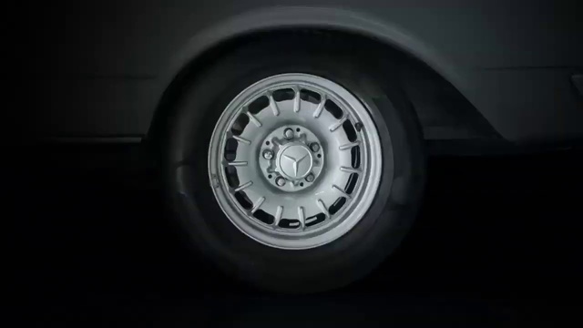 Video Reference N0: Tire, Wheel, Automotive tire, Automotive lighting, Tread, Car, Hubcap, Synthetic rubber, Vehicle, Alloy wheel