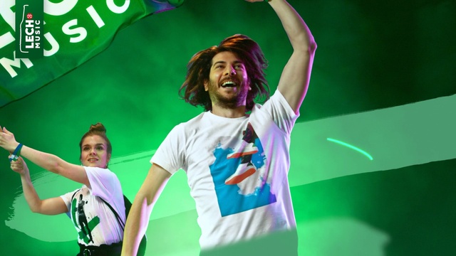Video Reference N1: Hand, Shirt, Arm, Green, Entertainment, Gesture, Music artist, T-shirt, Performing arts, Happy