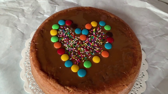 Video Reference N3: Food, Cake decorating, Ingredient, Cake, Recipe, Cuisine, Dish, Mixture, Birthday candle, Baked goods