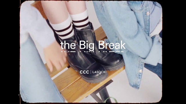 Video Reference N1: Joint, Outerwear, White, Sleeve, Textile, Waist, Street fashion, Thigh, Knee, Gesture