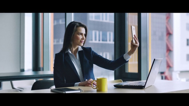 Video Reference N2: Computer, Table, Laptop, Personal computer, Desk, Gesture, Output device, Microphone, White-collar worker, Spokesperson