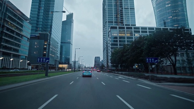 Video Reference N3: Skyscraper, Building, Sky, Daytime, Vehicle, Car, Cloud, Infrastructure, Road surface, Asphalt