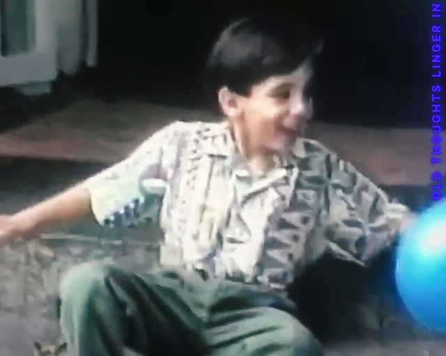 Video Reference N2: Balloon, Leisure, Fun, Event, Thigh, Sitting, Room, Knee, Photo caption, Party supply