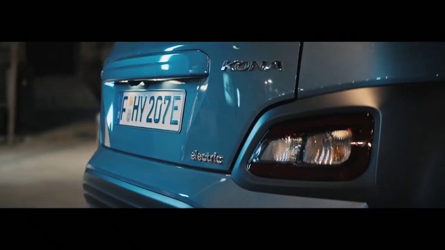 Video Reference N2: Automotive parking light, Vehicle registration plate, Vehicle, Car, Grille, Automotive lighting, Hood, Motor vehicle, Automotive tire, Automotive design