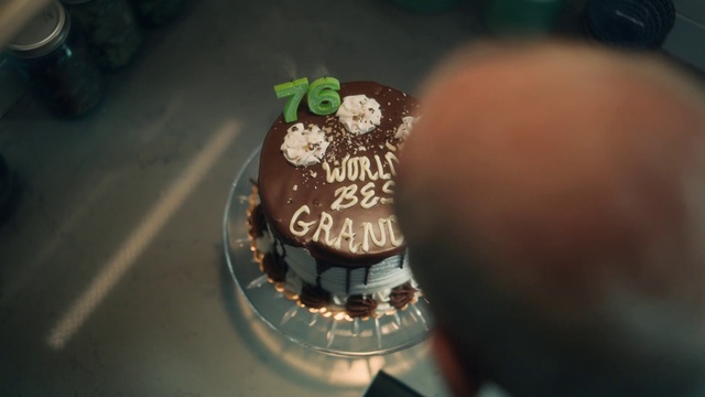 Video Reference N1: Food, Hat, Cake decorating supply, Cake decorating, Cake, Baked goods, Ingredient, Sugar cake, Birthday cake, Icing