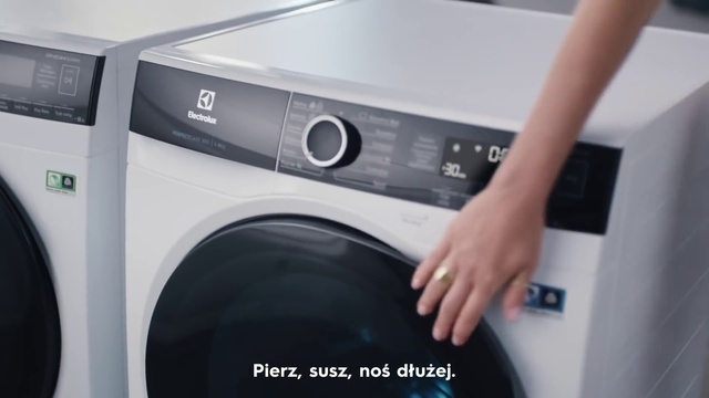 Video Reference N1: Washing machine, Clothes dryer, Automotive design, Major appliance, Home appliance, Cameras & optics, Gas, Font, Machine, Circle