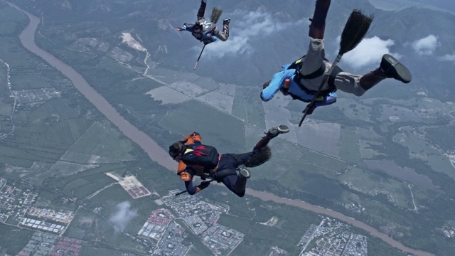 Video Reference N2: Parachuting, Tandem skydiving, Sports, Windsports, Leisure, Stunt performer, Recreation, Air travel, Air sports, Fun