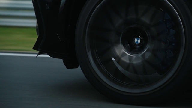 Video Reference N1: Tire, Wheel, Automotive tire, Automotive lighting, Vehicle, Tread, Synthetic rubber, Automotive design, Locking hubs, Hubcap