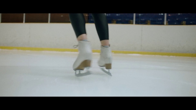 Video Reference N0: Footwear, Ice skate, Human body, Sports equipment, Gesture, Ice rink, Figure skate, Knee, Figure skating, Skating