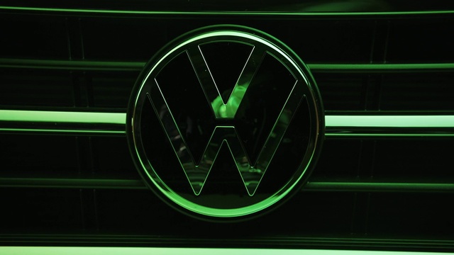 Video Reference N1: Green, Automotive design, Motor vehicle, Font, Vehicle, Symmetry, Neon, Automotive lighting, Symbol, Emblem