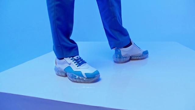 Video Reference N4: Shoe, Blue, Knee, Flooring, Street fashion, Floor, Sportswear, Thigh, Electric blue, Human leg