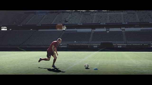 Video Reference N12: Sports equipment, Football, Ball, Soccer, Tennis court, Player, Grass, Racquet sport, Tennis Equipment, Net
