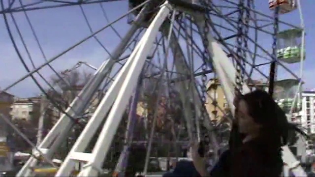 Video Reference N0: Sky, Ferris wheel, Vehicle, Recreation, Mast, Rim, Leisure, Pole, Event, Wheel