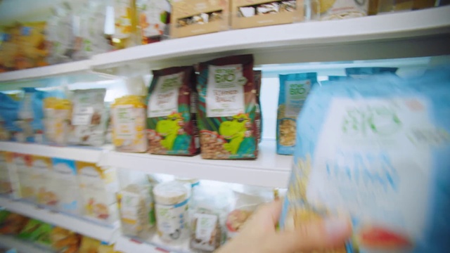 Video Reference N1: Food storage, Shelf, Product, Food, Plastic bottle, Shelving, Retail, Convenience store, Food storage containers, Major appliance