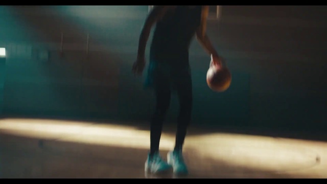 Video Reference N0: Flash photography, Knee, Thigh, Sportswear, Ball, Human leg, Entertainment, Toy, Electric blue, Balance