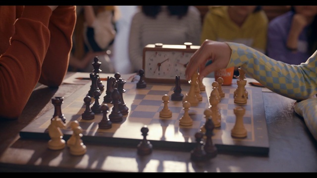 Video Reference N4: Sports equipment, Chessboard, Chess, Finger, Wood, Indoor games and sports, Board game, Sharing, Recreation, Competition event