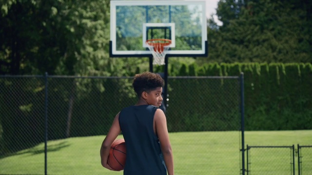 Video Reference N1: Basketball, Shorts, Plant, Basketball hoop, Streetball, Tree, Sports equipment, Ball game, Player, Team sport