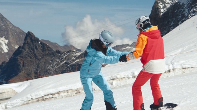 Video Reference N2: Cloud, Sky, Mountain, Snow, Glove, Helmet, Slope, Ice cap, Outdoor recreation, Ski boot