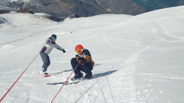 Video Reference N4: Sports equipment, Mountain, Snow, Slope, Outdoor recreation, Ski, Ski Equipment, Helmet, Glove, Ski pole
