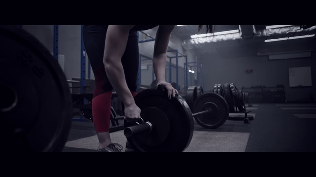 Video Reference N3: Free weight bar, Barbell, Weightlifting, Weights, Strength athletics, Leg, Automotive tire, Weight training, Human body, Flash photography