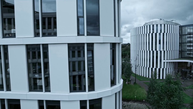 Video Reference N1: Building, Plant, Window, Cloud, Sky, Skyscraper, Urban design, Tower block, Condominium, Fixture