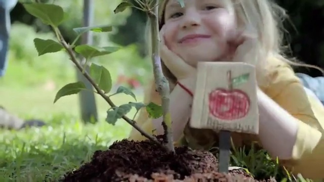 Video Reference N2: Plant, Lip, Eye, Smile, Eyelash, Terrestrial plant, Grass, Happy, Tree, Houseplant
