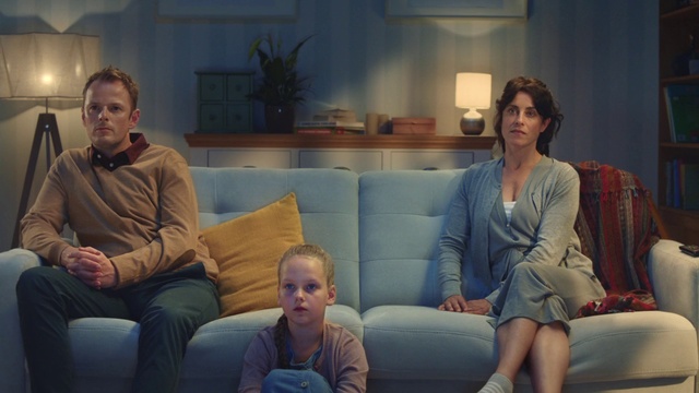 Video Reference N1: Furniture, Comfort, Plant, Interaction, Flash photography, Couch, Fun, Leisure, Houseplant, Event