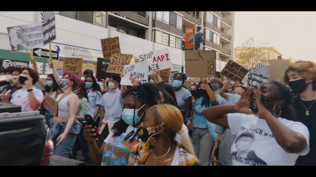 Video Reference N1: Hat, People, Crowd, Event, Fun, Sun hat, Luggage and bags, T-shirt, Handwriting, Rebellion