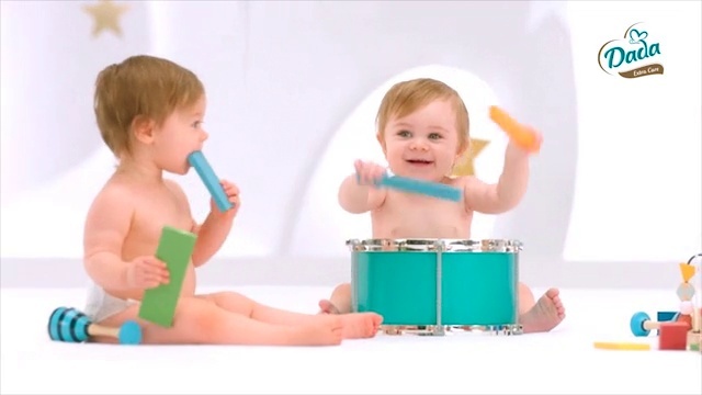 Video Reference N5: Skin, Arm, Baby playing with toys, Facial expression, Human body, Baby & toddler clothing, Gesture, Happy, Finger, Toddler