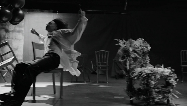 Video Reference N6: Vertebrate, Flash photography, Microphone, Entertainment, Black-and-white, Style, Musician, Performing arts, Music, Elbow