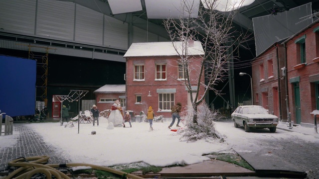 Video Reference N0: Daytime, Building, Snow, Car, Window, Vehicle, Plant, Architecture, Neighbourhood, House
