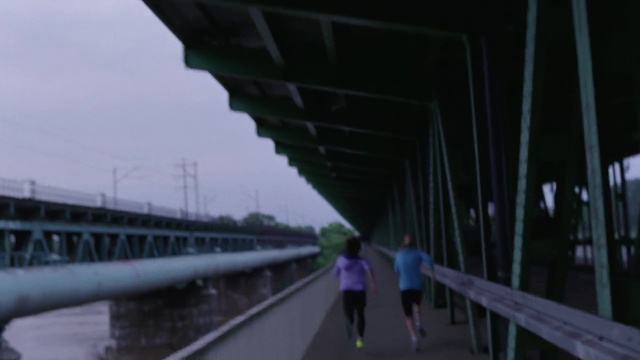 Video Reference N4: Sky, Girder bridge, Thoroughfare, Road surface, Bridge, Road, Metropolitan area, Concrete bridge, Overpass, Pedestrian