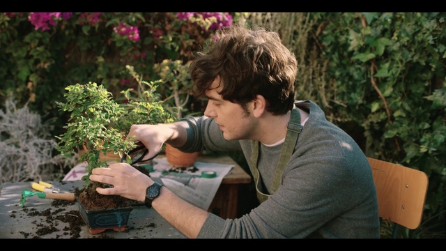 Video Reference N0: Watch, Hand, Plant, Grass, T-shirt, Leisure, Tree, Eyewear, Event, Musician