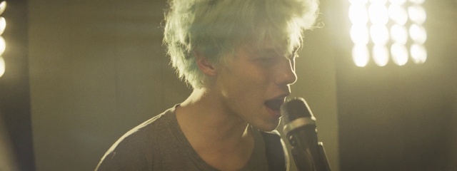Video Reference N7: Nose, Hair, Microphone, Lip, Eye, Musician, Ear, Flash photography, Jaw, Music