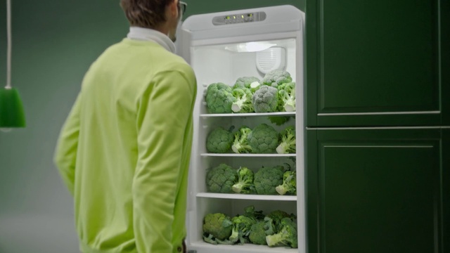 Video Reference N1: Sleeve, Gesture, Leaf vegetable, Recipe, Gas, Major appliance, Natural foods, Local food, Refrigerator, Broccoli